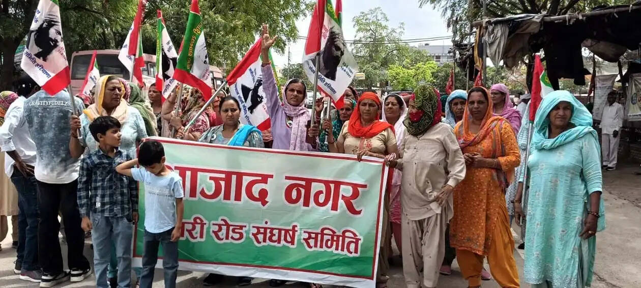 हिसार : आजाद नगर में सीवरेज व्यवस्था चरमराई, प्रशासन के द्वार पहुंचे परेशान क्षेत्रवासी