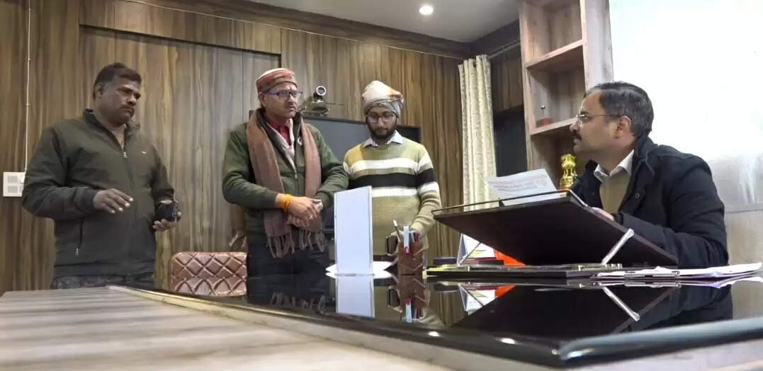 कानपुर में ऑटो चालकों से लाखों रुपये वसूले, फिर भी समस्याएं दूर न होने पर चालकों ने नगर आयुक्त को सौंपा मांगपत्र