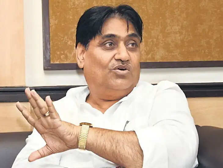 पाठ्यपुस्तकें हटाने पर सियासी घमासान: डोटासरा ने सरकार को घेरा