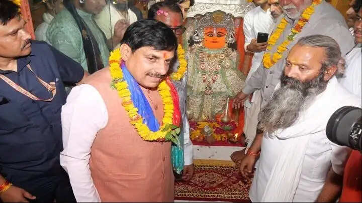 मप्रः मुख्यमंत्री डॉ. मोहन यादव ने दंदरौआ सरकार धाम में दर्शन कर पूजा-अर्चना की