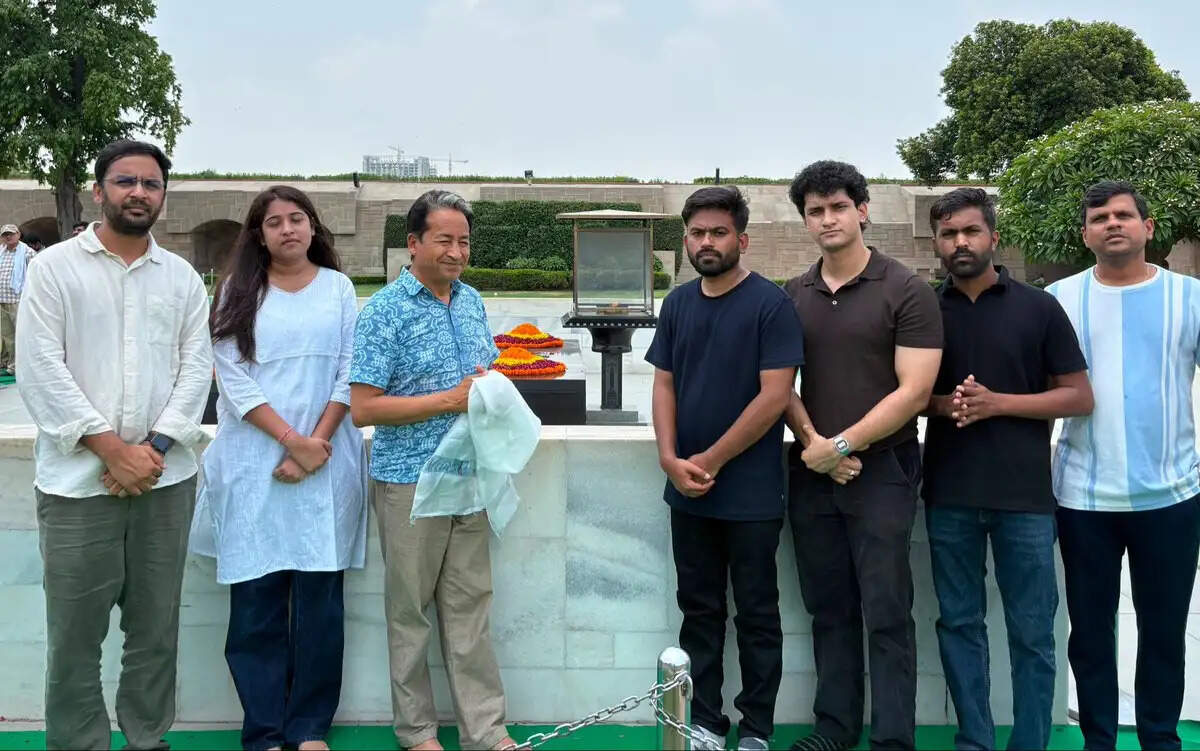 अनशन पर बैठने से पहले सोनम वांगचुक ने राष्ट्रपिता महात्मा गांधी को दी श्रद्धांजलि