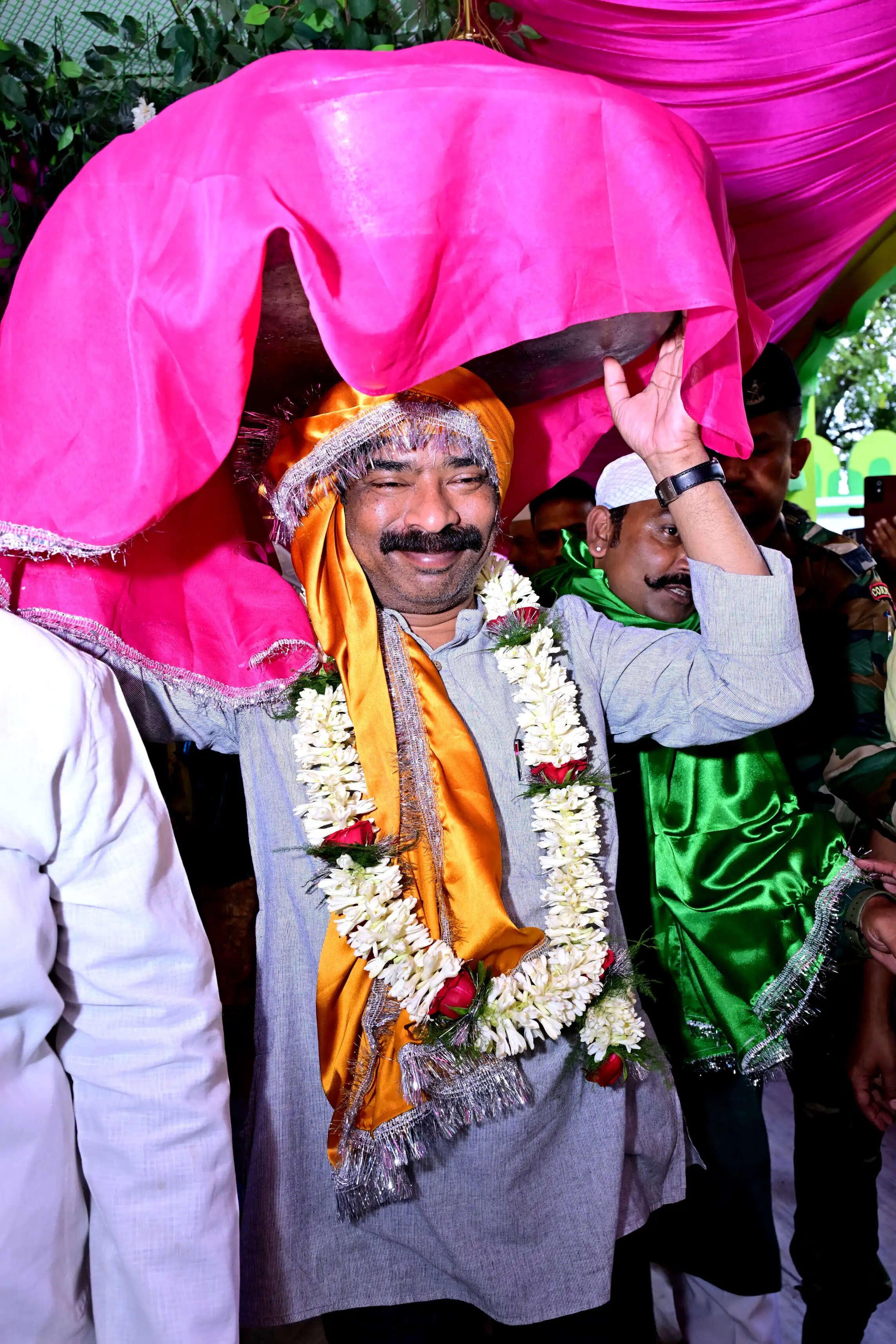 मुख्यमंत्री हेमंत सोरेन ने रिसालदार बाबा के 219वें उर्स में की चादरपोशी, अमन-चैन की मांगी दुआ