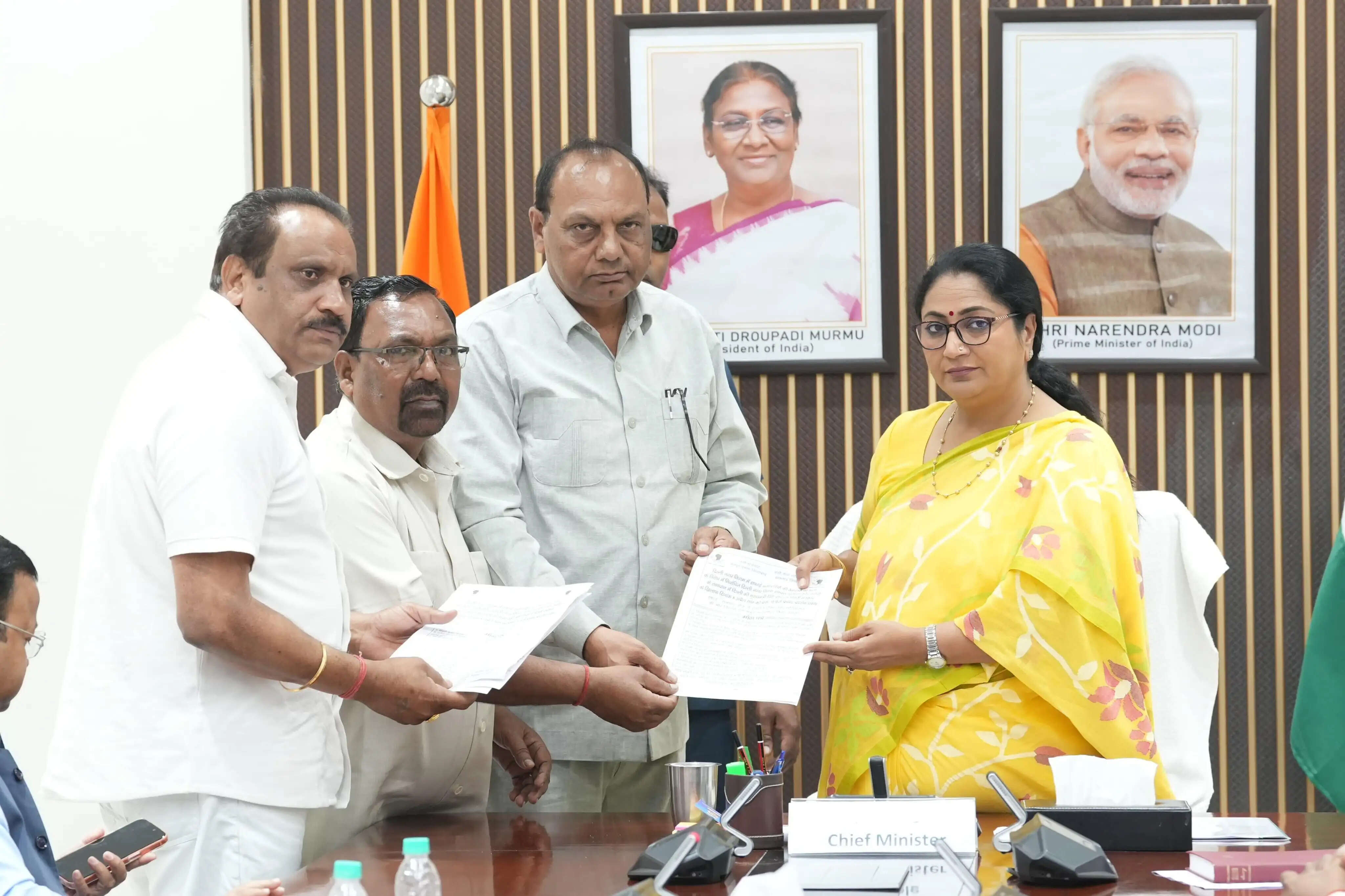 (अपडेट) दिल्ली की मुख्यमंत्री ने सफाई कर्मचारियों को सुरक्षा और सम्मान का दिया भरोसा