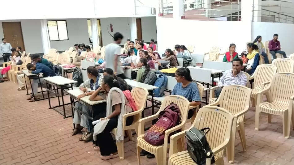 रोजगार मेला में अव्यवस्था, गर्मी में अभ्यर्थी हुए&nbsp;परेशान