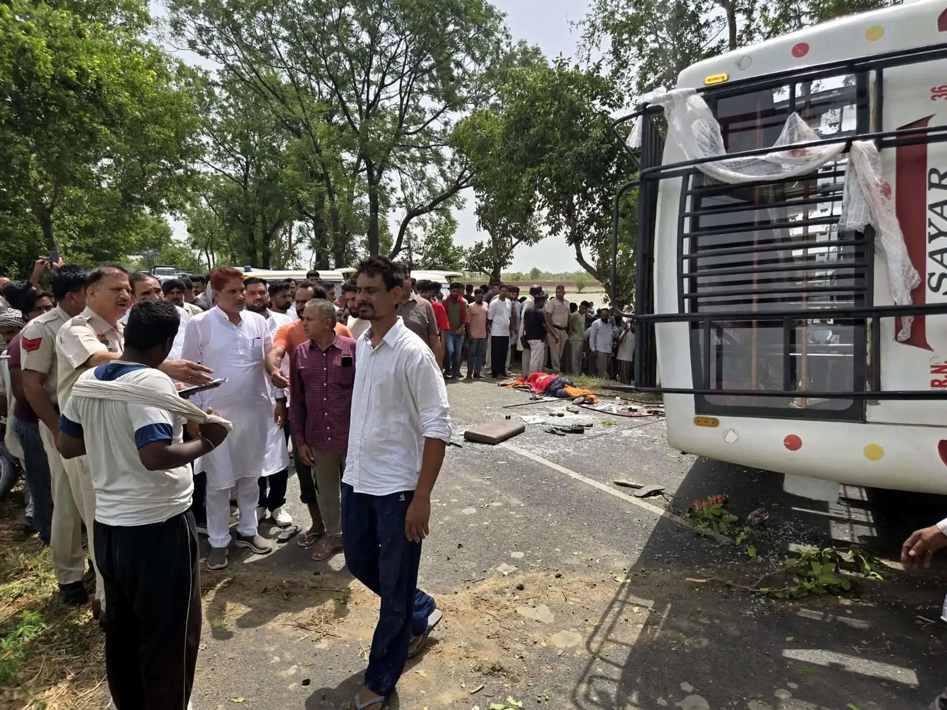 हरियाणा: फतेहाबाद में तेज रफ्तार प्राइवेट बस खेत में पलटी, तीन यात्रियों की मौत, 12 घायल