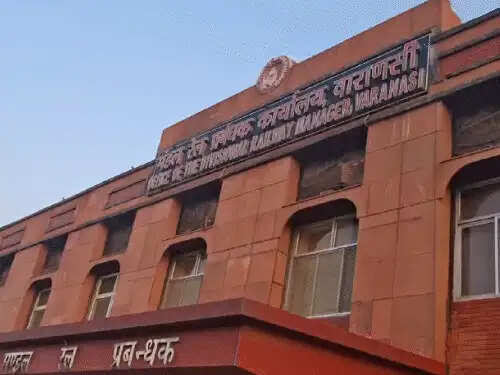 वाराणसी में पौने दो लाख रुपए की रिश्वत लेते रेलव का वरिष्ठ मंडल सामग्री प्रबंधक गिरफ्तार ,सीबीआई ने घर से रंगे हाथ पकड़ा