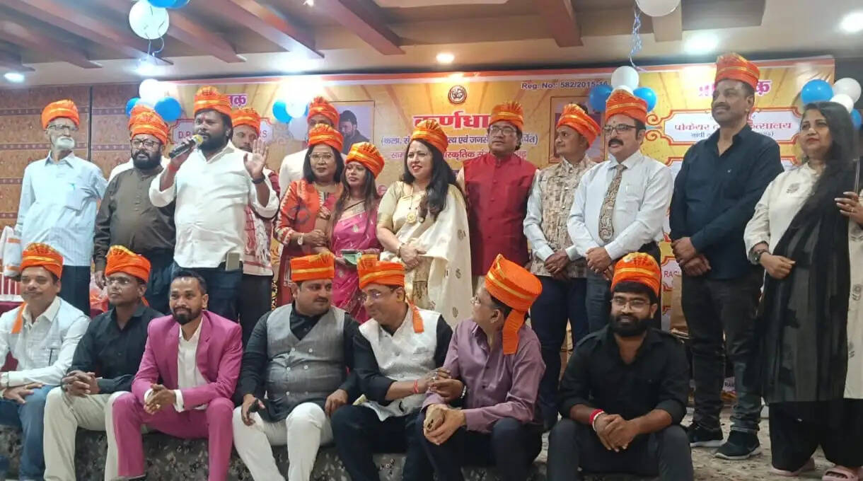 कवि सम्मेलन में देश के प्रतिष्ठित कवियों प्रस्तुत की अपनी रचनाएं