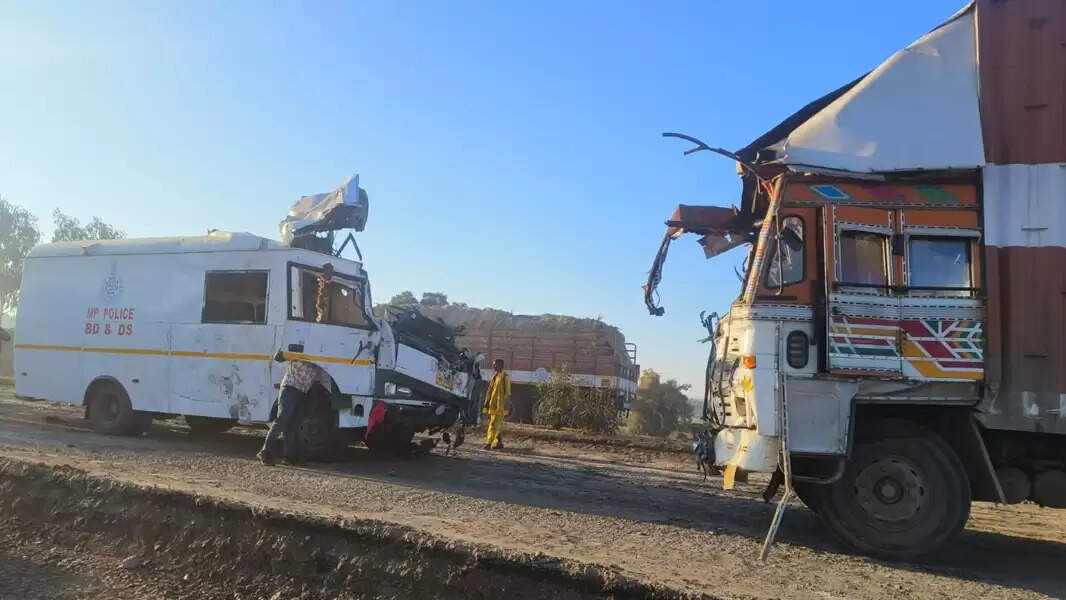 मप्रः भीषण सड़क हादसे में मुरैना बम स्क्वॉड के 4 जवानों की जान गई, एक अन्य गंभीर रूप से घायल