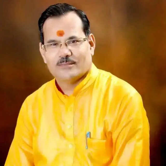 चंद्र ग्रहण के चलते बंद रहे मंदिरों के कपाट, सड़कों पर होरियारों का रहा सन्नाटा