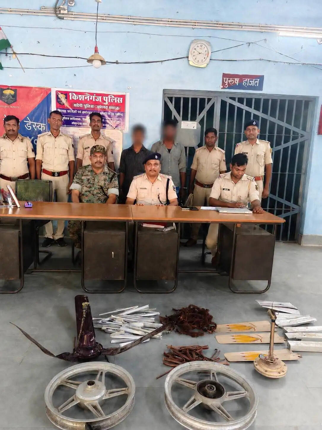 ठाकुरगंज में गृहभेदन मामले का खुलासा, तीन आरोपी गिरफ्तार, चोरी का सामान बरामद
