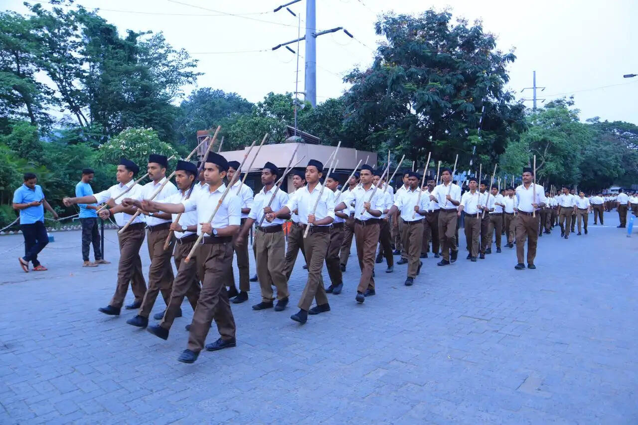 स्वयंसेवकों का पथ संचलन देख लोग हुए मंत्रमुग्ध, पुष्पवर्षा कर किया स्वागत