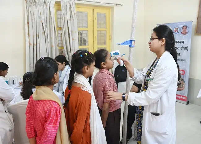 जन भवन में बालिकाओं को लगा नि:शुल्क एचपीवी वैक्सीन