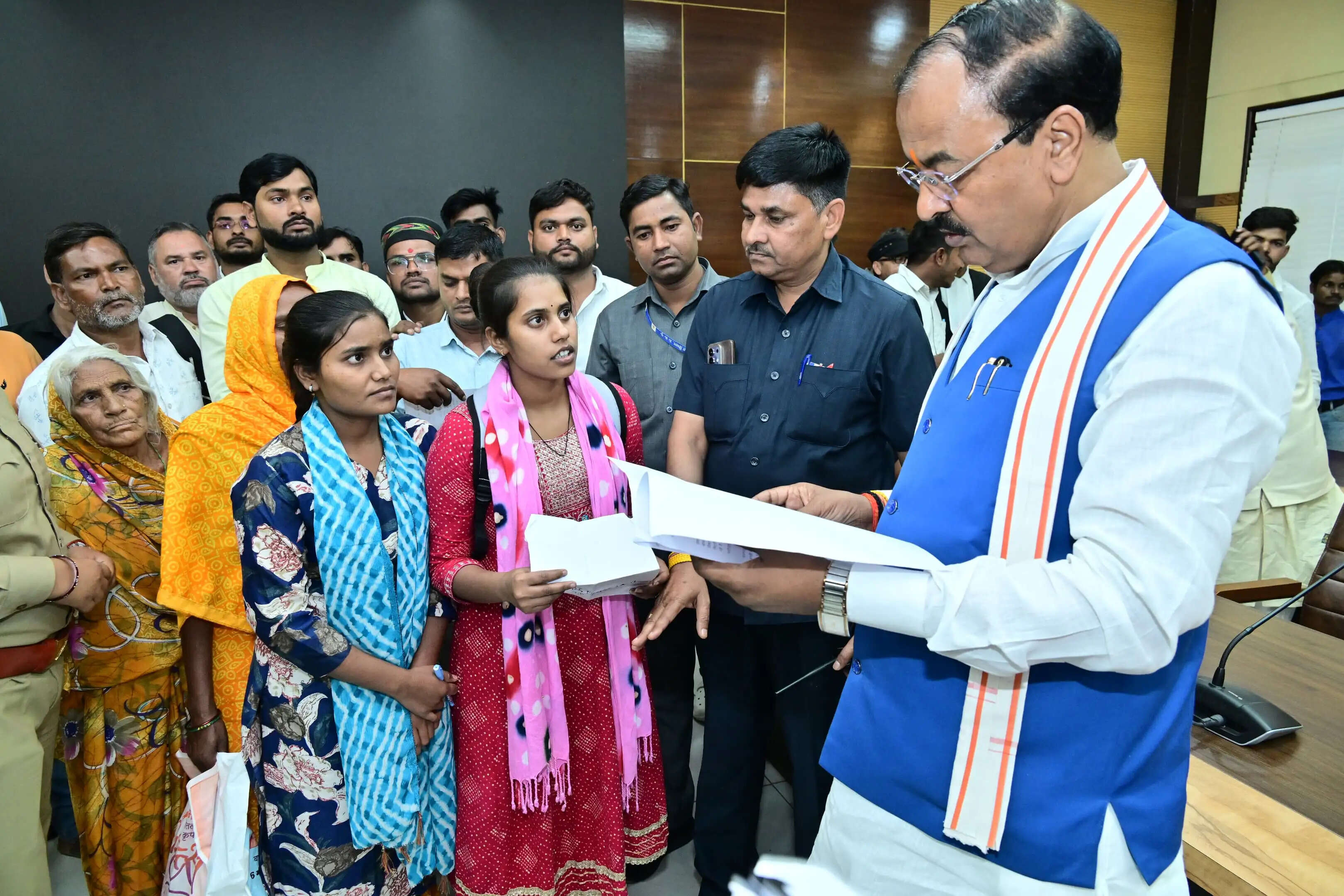 उप मुख्यमंत्री केशव प्रसाद मौर्य ने प्रयागराज में किया जनता दर्शन, जनसमस्याओं के समाधान के दिए निर्देश