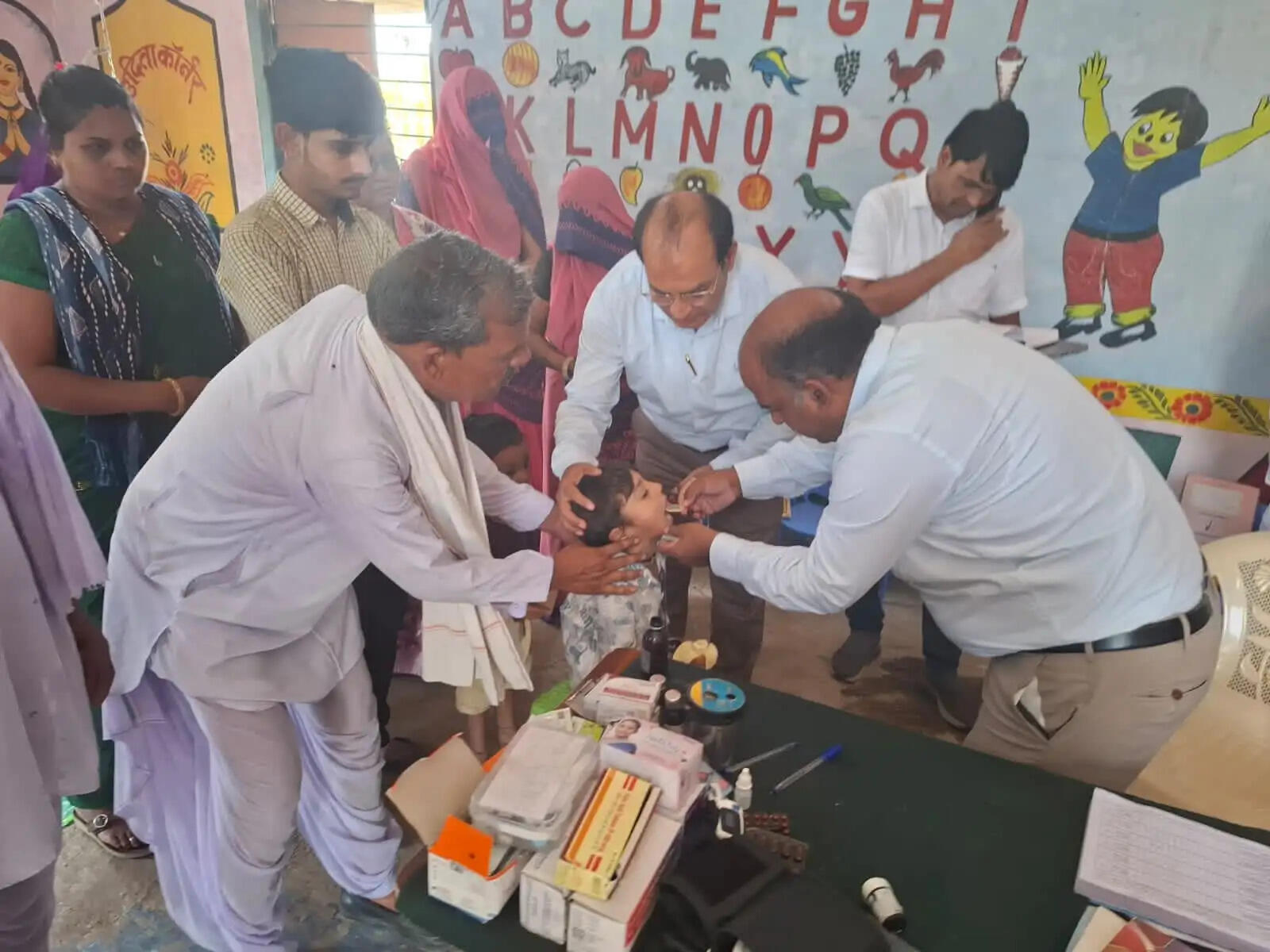 राजगढ़ः दस्तक अभियान की शुरुआत, कलेक्टर ने बच्चों को पिलाई विटामिन-ए की खुराक