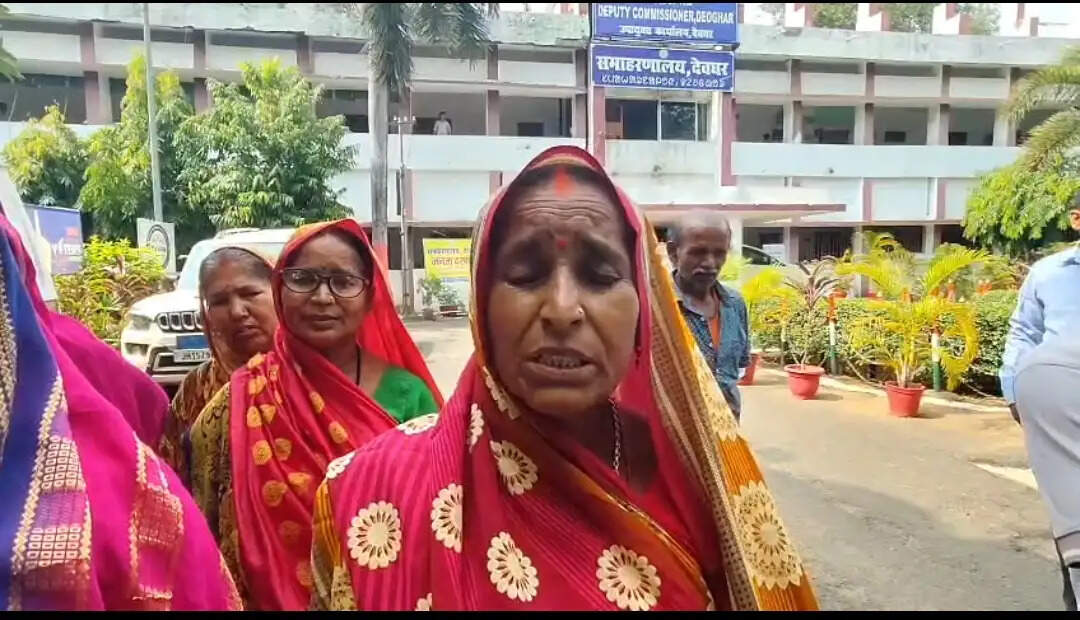 रास्ते में गडढा खोदकर किया रास्ता बंद, ग्रामीणों ने उपायुक्त से लगाई गुहार