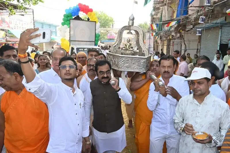 जबलपुरः महावीर जयंती पर आयोजित शोभा यात्राओं में शामिल हुए लोक निर्माण मंत्री राकेश सिंह