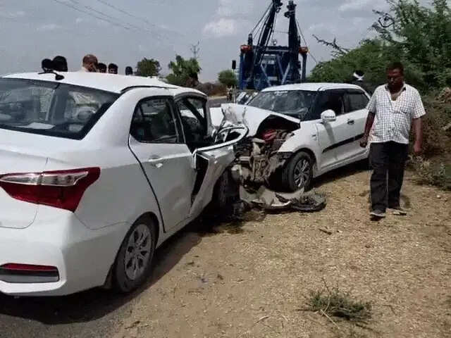 शादी से पहले मंदिर दर्शन कर लौट रहे परिवार की कार टकराई, दादा-पोती की मौत