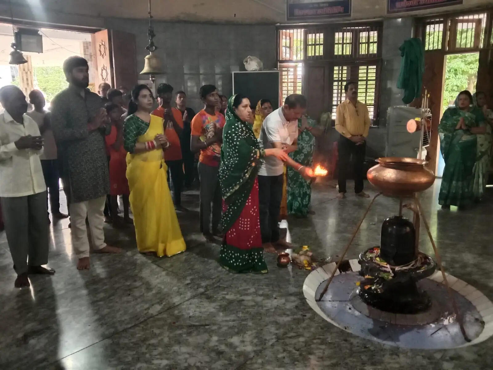 शरद पूर्णिमा: मंदिर में दर्शन पूजन के लिए जुटे श्रद्धालु