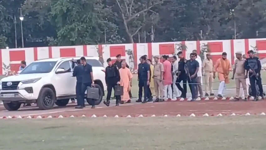 प्रधानमंत्री मोदी के दौरे की तैयारियों का जायजा लेने प्रदेश के मुख्यमंत्री योगी वाराणसी पहुंचे