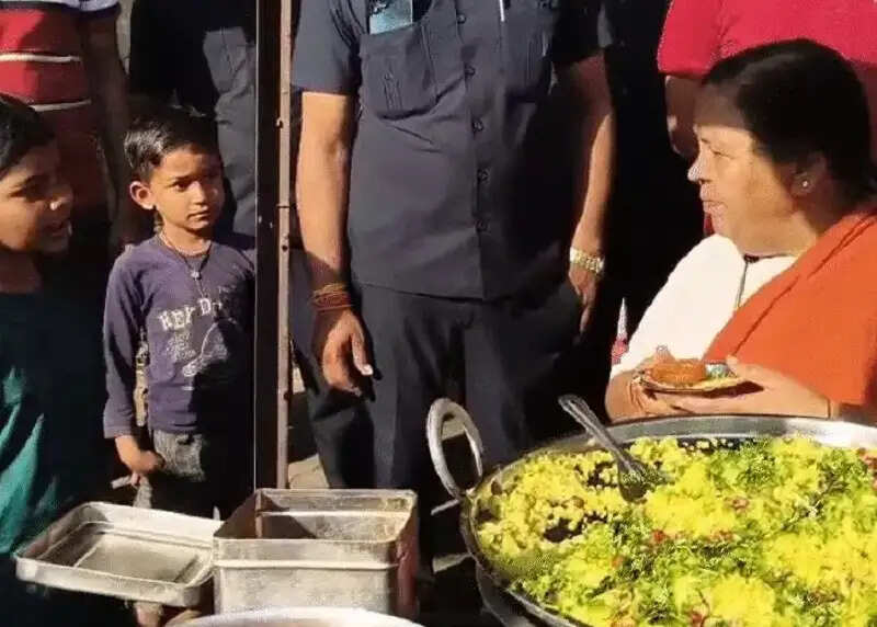 मप्र की पूर्व मुख्यमंत्री उमा भारती ने टीकमगढ़ में अपने बंगले के सामने दुकान लगाकर बेचा पोहा-जलेबी