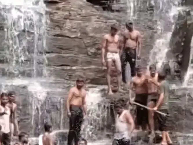 तीरथगढ़ जलप्रपात के प्रतिबंधित क्षेत्र में नहा रहे युवकाें काे रोकने पर हुई बहस