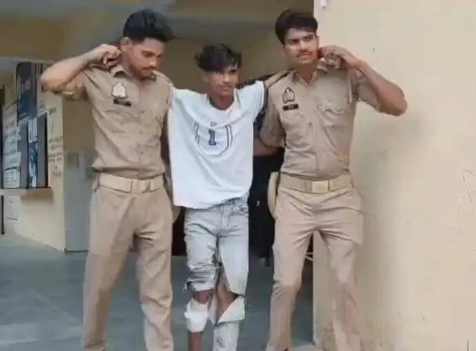 युवक की चाकू से गोदकर हत्या, पुलिस हिरासत से भागने का प्रयास करने वाले आरोपित के पैर में लगी गोली