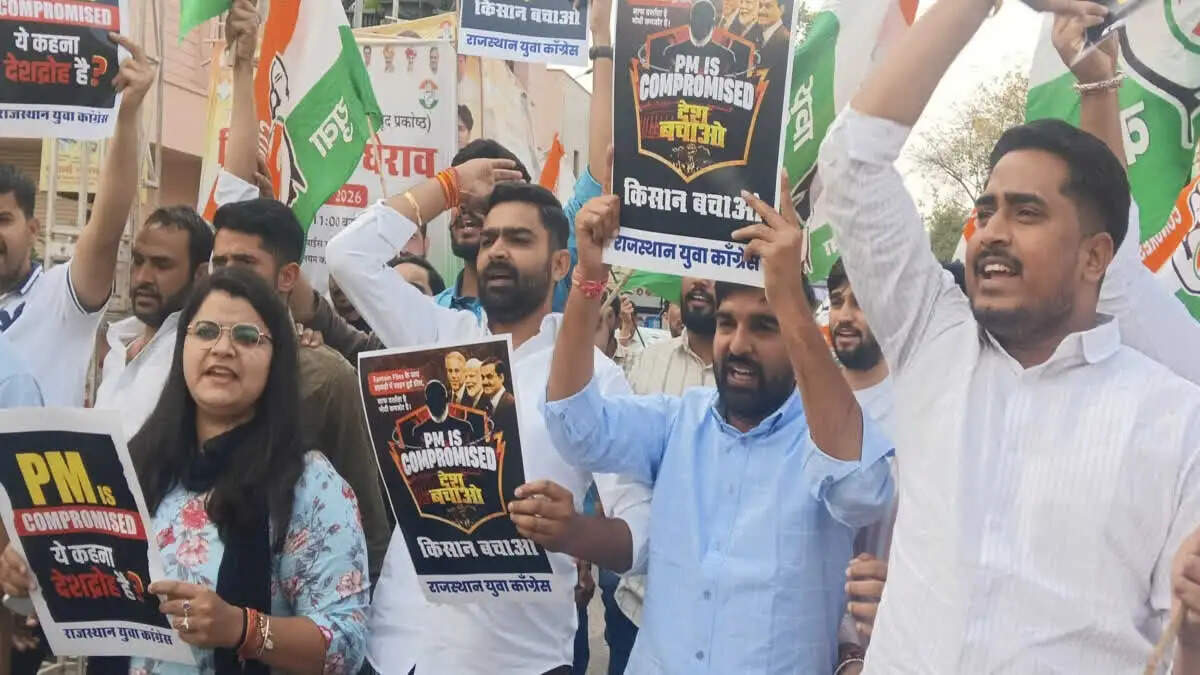 उदय भानु चिब की गिरफ्तारी के विरोध में जयपुर में सड़क पर उतरे युवा कांग्रेस कार्यकर्ता