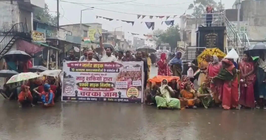 डोंगाकोहरौद सड़क निर्माण की मांग पर ग्रामीणों का चक्काजाम, पामगढ़-शिवरीनारायण मार्ग बाधित