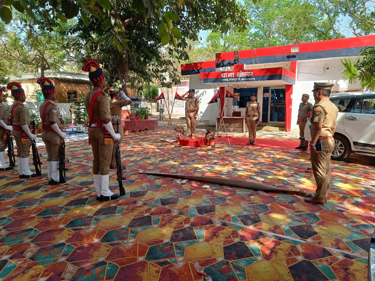 डीआईजी ने थाने पर माैजूद चौकीदारों को सम्मानित कर बढ़ाया उत्साहवर्धन