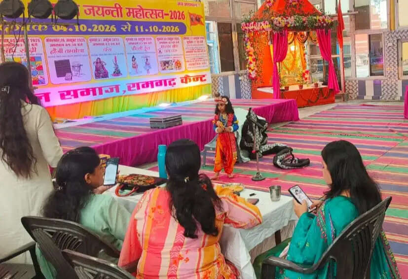 फैंसी ड्रेस प्रतियोगिता में बच्चों ने बिखेरे रंग, बुजुर्गों ने भी लिया आनंद