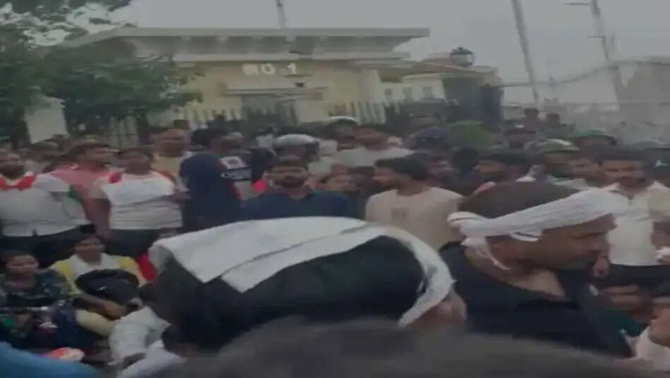 (अपडेट) विधानसभा घेराव में उग्र हुए छात्र, सात स्तर की बैरिकेडिंग तोड़कर गेट नंबर-एक तक पहुंचे