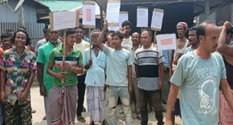 आवास योजना में धन उगाही का आरोप, पंचायत प्रधान के घर पर ग्रामीणों का प्रदर्शन