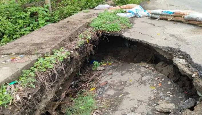 नेशनल हाईवे-27 की सर्विस रोड धंसी, बड़े हादसे की आशंका