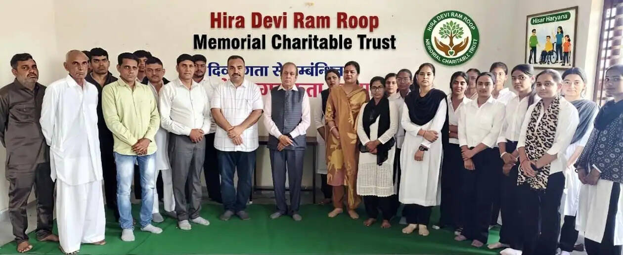 हिसार: दिव्यांगजन समाज का महत्वपूर्ण अंग, उनकी मदद के लिए आगे आएं: डॉ. दलबीर सैनी