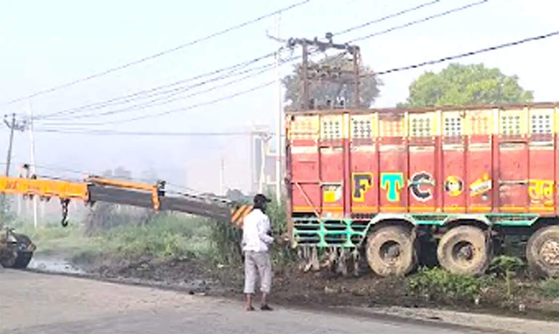 गाय को बचाने में बेकाबू हुआ ट्रक, बिजली का पोल तोड़कर नाले व दुकान के फर्श से टकराया