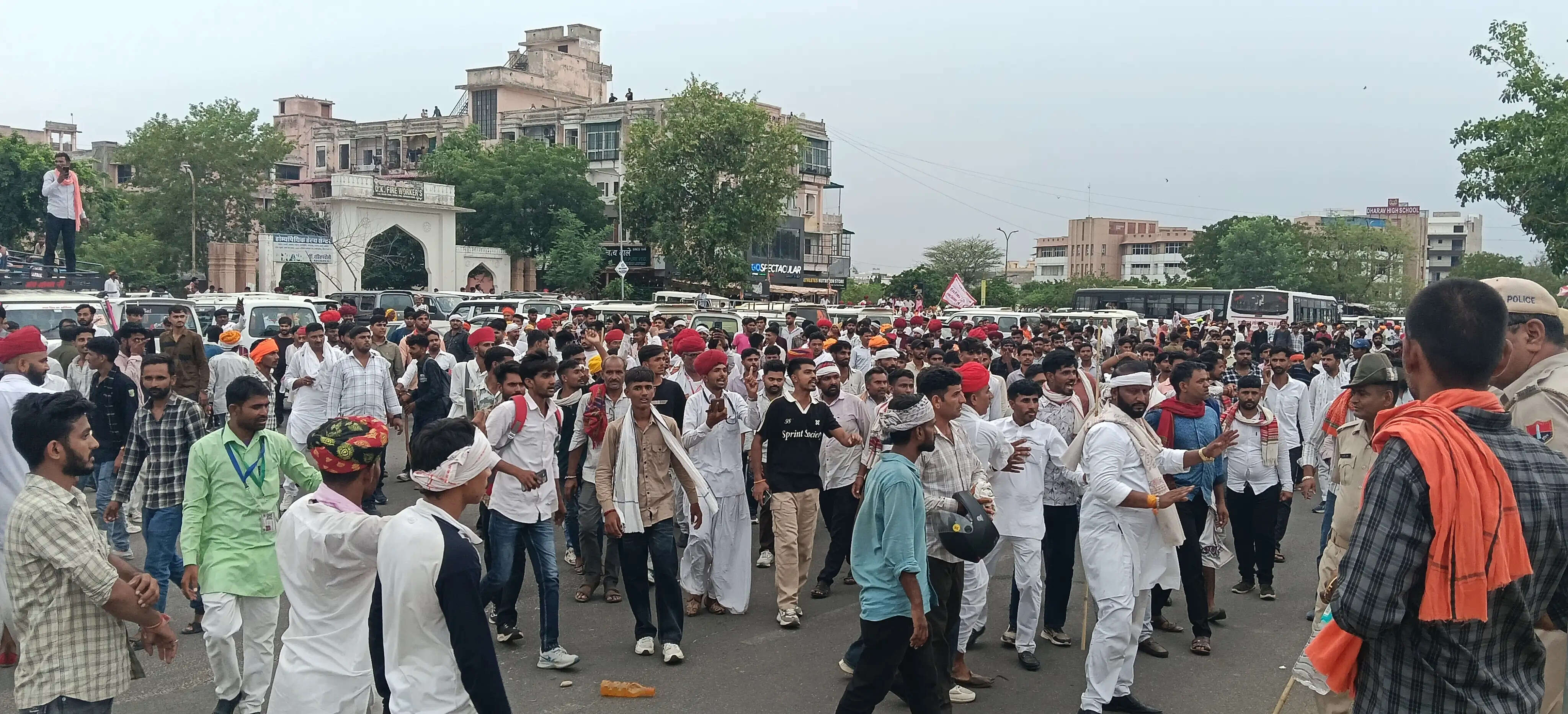 दस प्रतिशत आरक्षण की मांग पर बवाल: महापड़ाव के बाद पुलिस-प्रदर्शनकारियों में पथराव—लाठीचार्ज और आंसू गैस