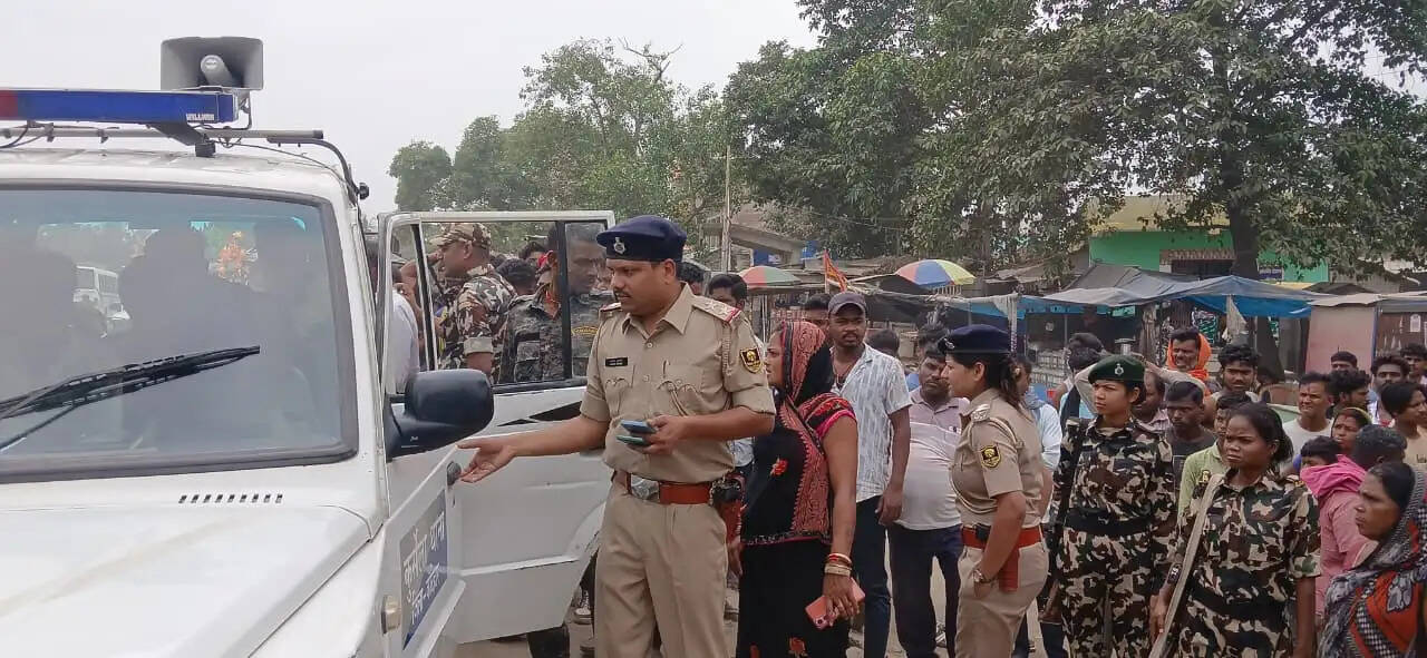 बंद नाश्ता दुकान से देशी शराब बरामद, दो गिरफ्तार