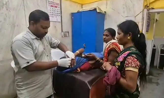 आवारा कुत्ते के हमले से मां-बेटी सहित पांच हुए घायल
