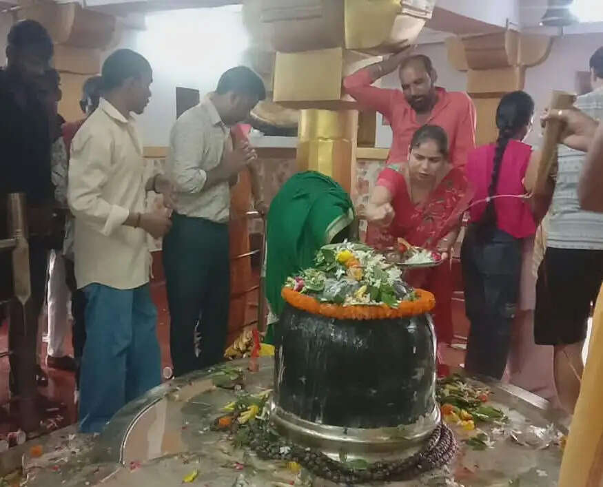 रामेश्वर मंदिर में उमड़ा आस्था का सैलाब, अंतिम सोमवार पर शिवालयों में गूंजा हर-हर महादेव