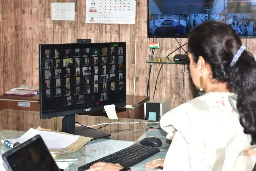 मंदसौरः कलेक्टर ने वीसी के माध्यम से स्वास्थ्य केन्द्रों में ओपीडी के दौरान डॉक्टरों की उपस्थिति जांची