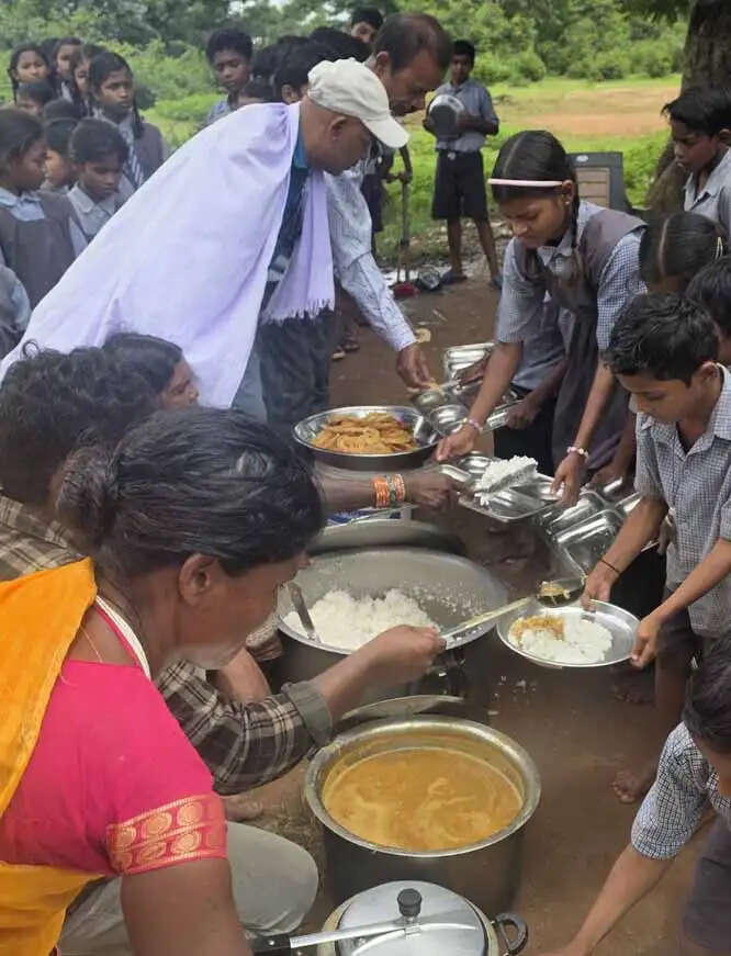 दिव्यांग भृत्य ने अपने 10 वर्ष के कार्यकाल की स्मृति में बच्चों को कराया न्योता भोज