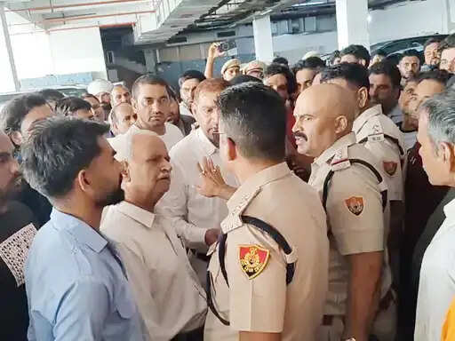 फरीदाबाद : पुलिस प्रताडऩा से तंग व्यक्ति ने दी जान, परिजनों ने किया हंगामा