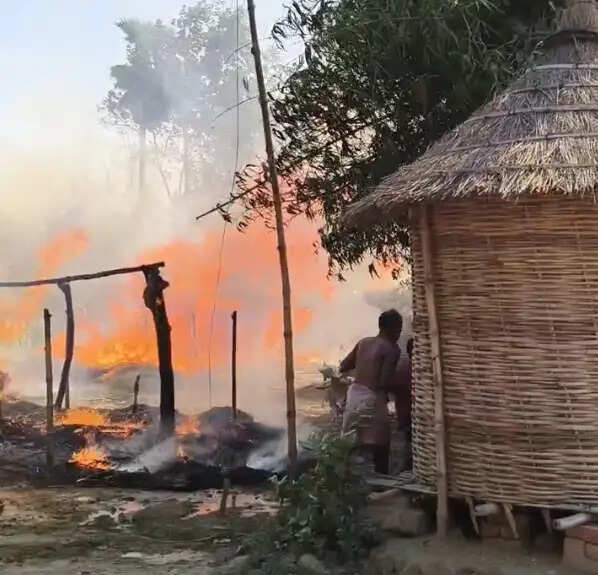 मढ़ौरा के तेजपुरवा में शॉर्ट सर्किट से लगी आग