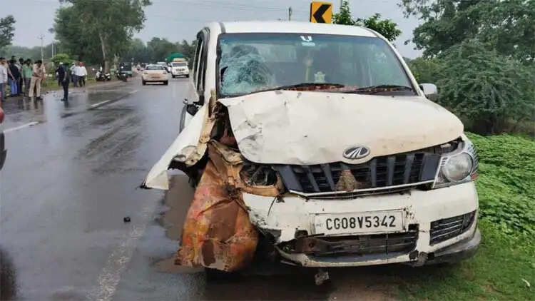 माेटरसाइकिल और कार की भिड़ंत में पांच वर्षीय बच्चे समेत चार लोग घायल, दाे की हालत गंभीर