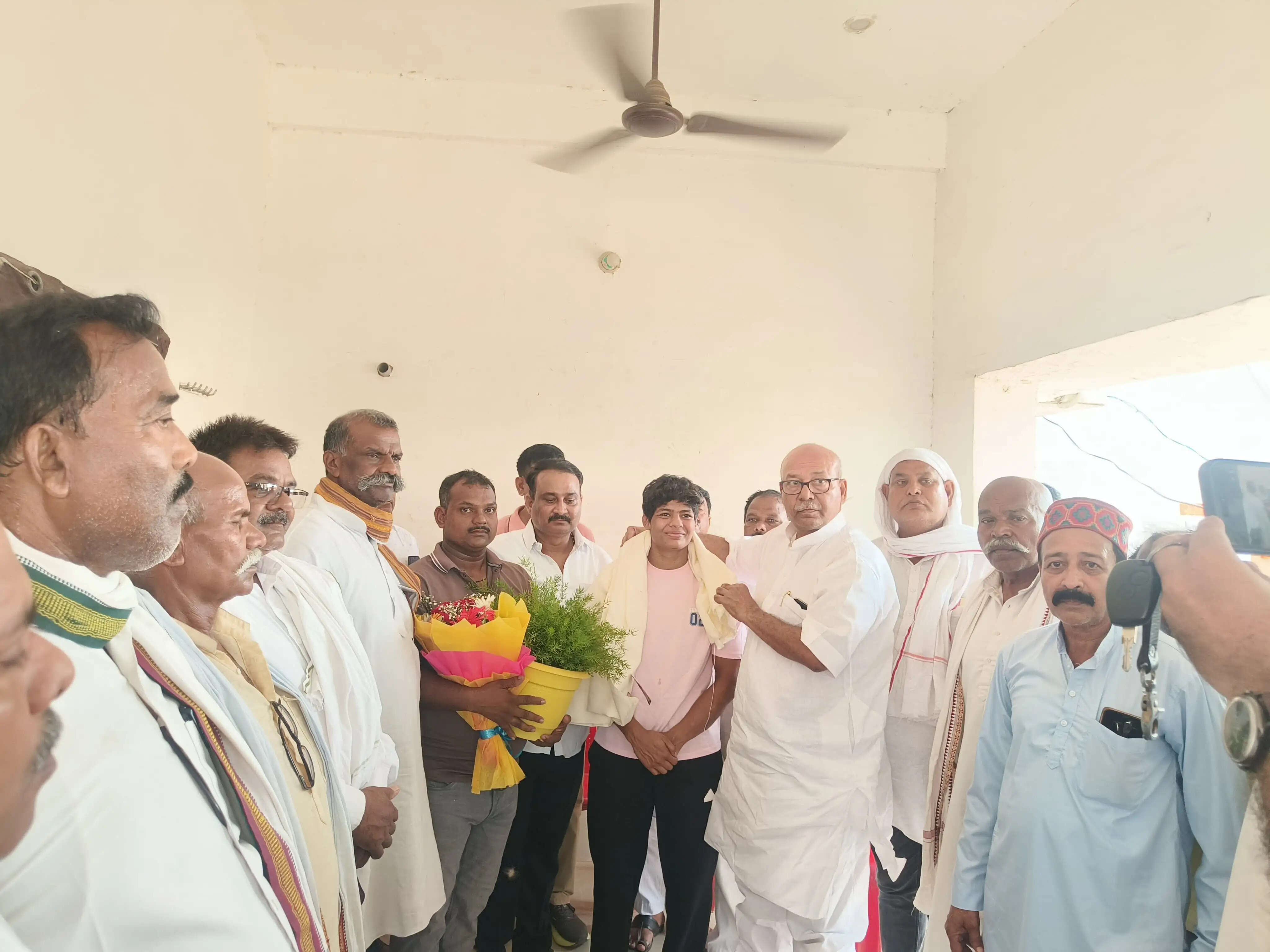 अंतरराष्ट्रीय महिला पहलवान पुष्पा यादव का भव्य स्वागत, अजय सिंह टप्पू ने किया सम्मानित