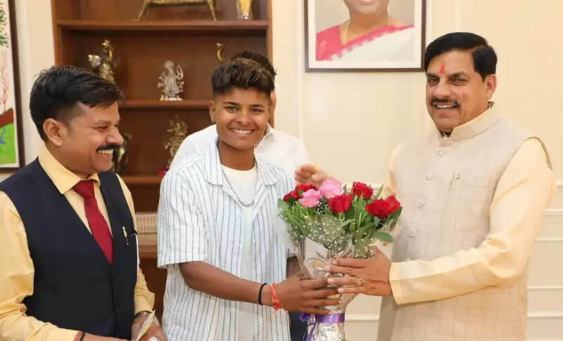 मप्रः मुख्यमंत्री डॉ. यादव से क्रिकेटर क्रांति गौड़ ने सौजन्य भेंट की