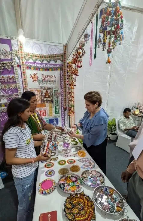 शिवानी सखी मंडल ने कोच्चि में लहराया सफलता का परचम, ब्रिक्स विमेंस की अध्यक्ष ने किया स्टॉल का दौरा