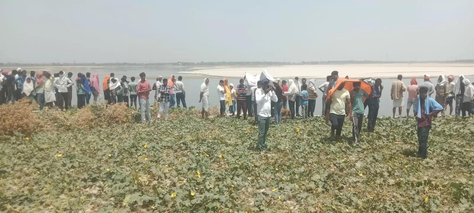 गंगा नदी में डूबने लगीं मां व तीन बेटियां : महिला व एक बेटी बचा ली गयी, दूसरी बेटी शव मिला और तीसरी बच्ची की तलाश