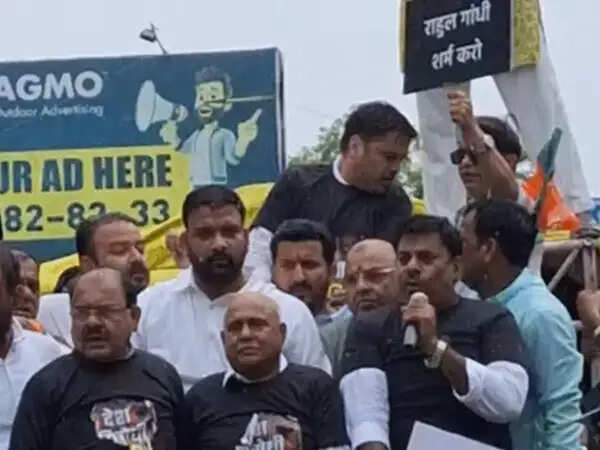 भोपाल: कांग्रेस के दिल्ली प्रदर्शन के विरोध में सड़कों पर उतरी भाजपा, पुलिस ने पीसीसी दफ्तर जाने से रोका