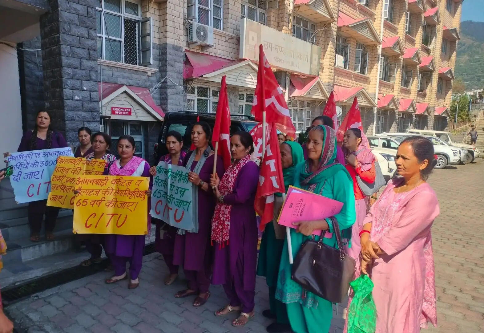 आंगनवाड़ी वर्कर हेल्पर यूनियन का धरना प्रदर्शन, मंडी शहर में निकाली रैली